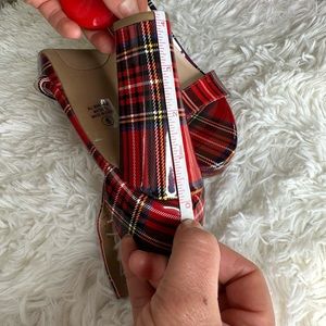 The brand is Red Delicious. They don’t have tags but are brand new